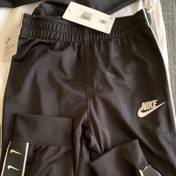 Nike Black and White 2-Piece Set - Picture 4 of 5